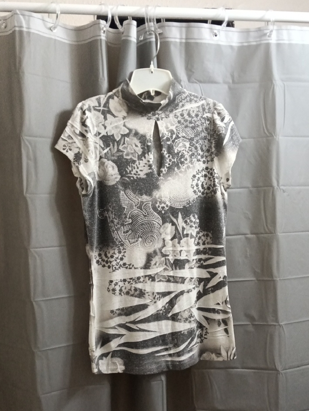 Geri C. New York Gray and White Floral Print Mock Neck Top